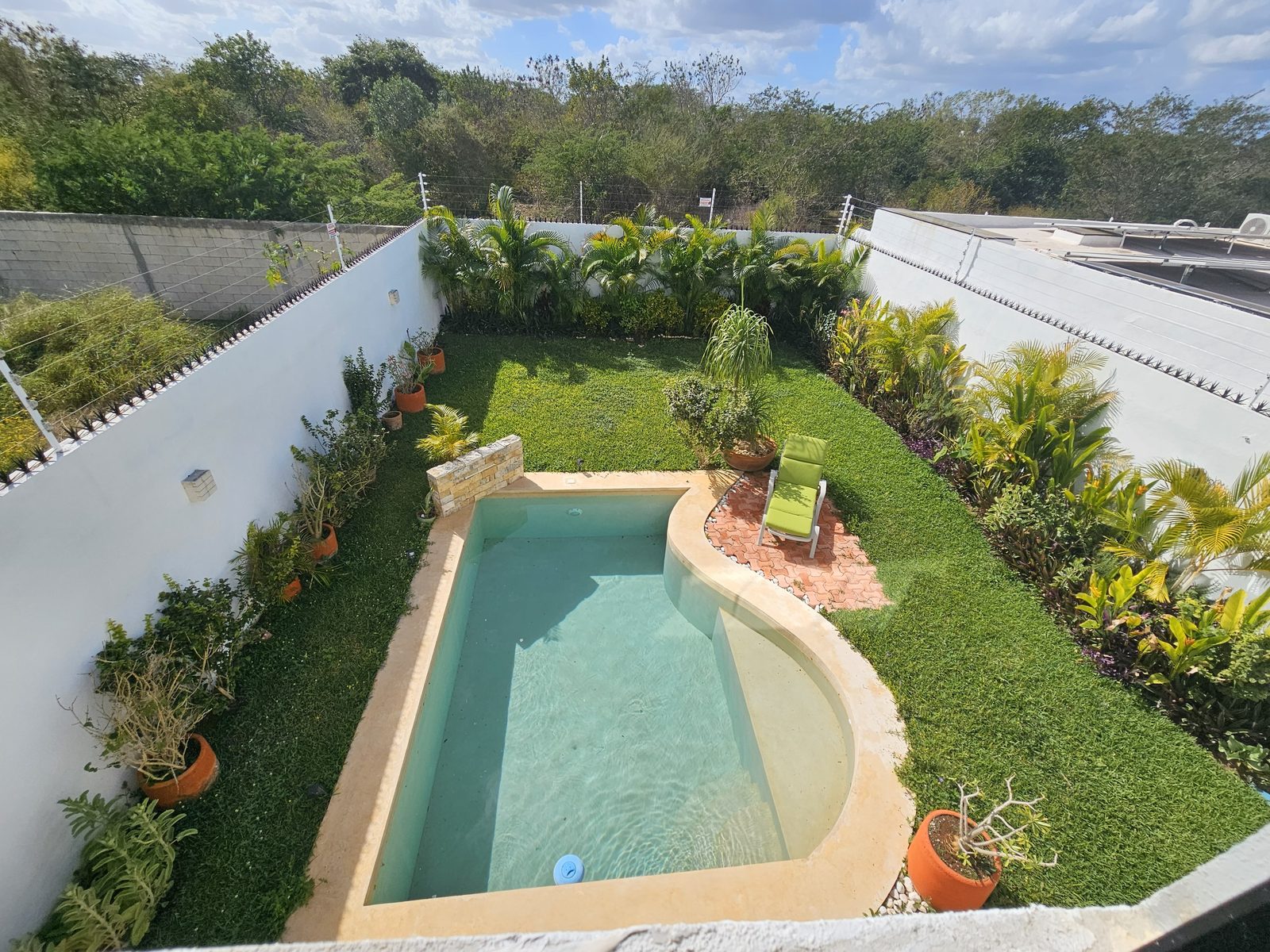 Jardín y alberca